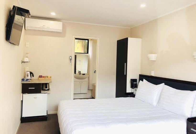 이그제큐티브 스튜디오, Tudor Court Motor Lodge