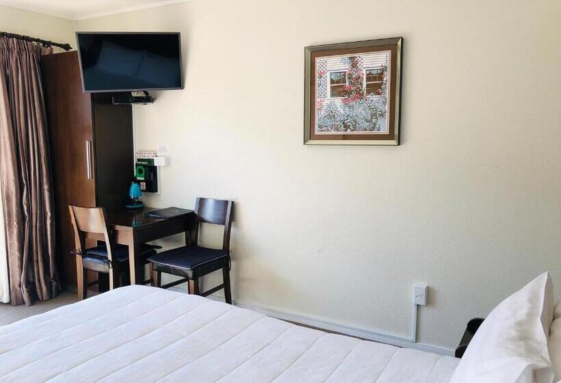 スーペリアスタジオ, Tudor Court Motor Lodge