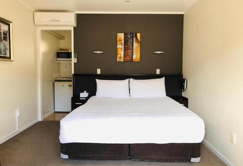 スーペリアスタジオ, Tudor Court Motor Lodge