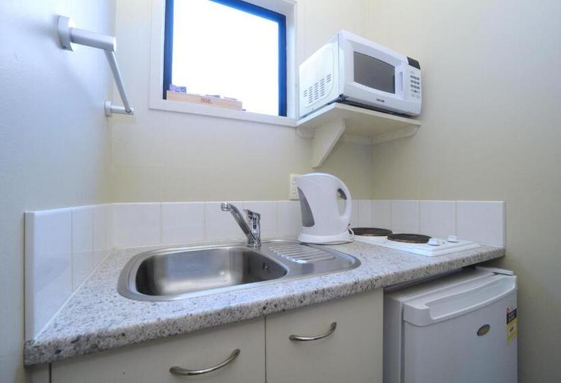 スタンダードスタジオ, Tudor Court Motor Lodge