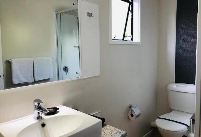 スタンダードスタジオ, Tudor Court Motor Lodge