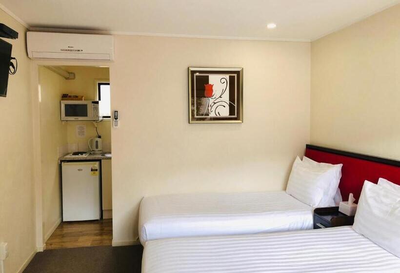 スタンダードスタジオ, Tudor Court Motor Lodge