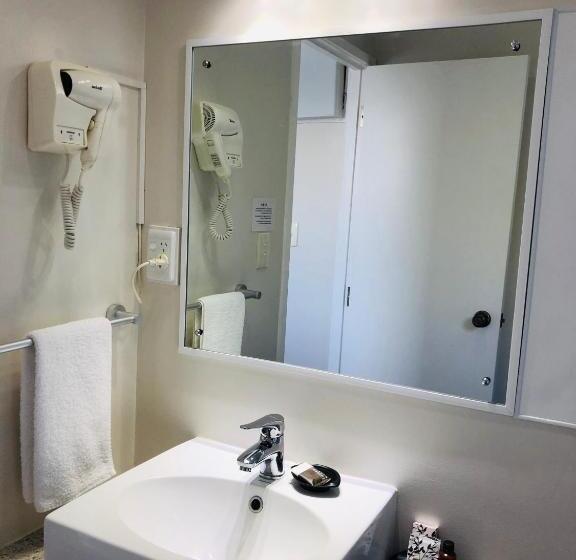 ファミリールーム, Tudor Court Motor Lodge