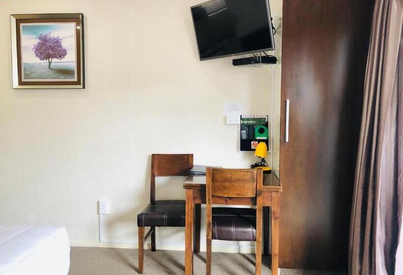 ファミリールーム, Tudor Court Motor Lodge