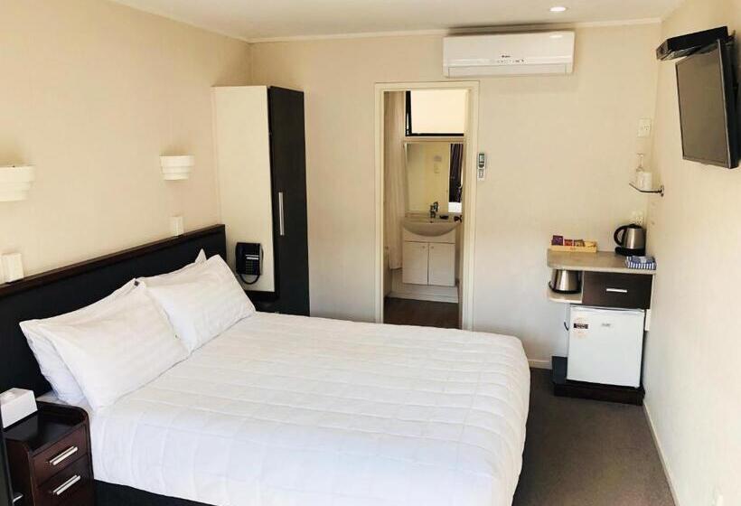 ファミリールーム, Tudor Court Motor Lodge