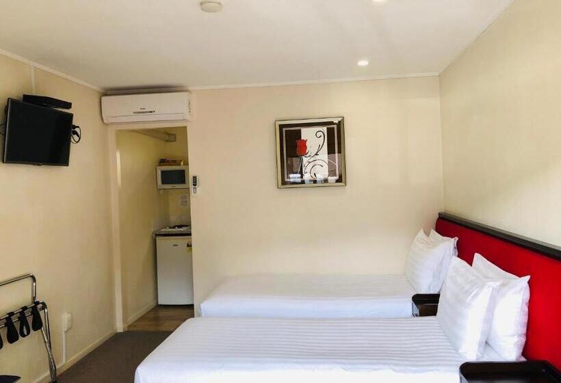 패밀리 룸, Tudor Court Motor Lodge
