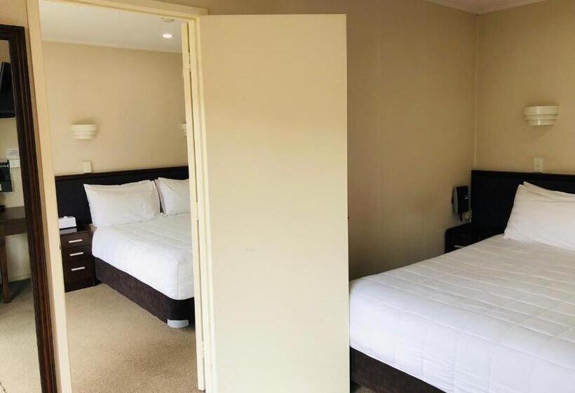 ファミリールーム, Tudor Court Motor Lodge