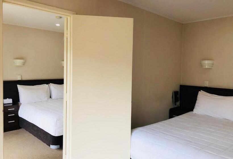 ファミリールーム, Tudor Court Motor Lodge