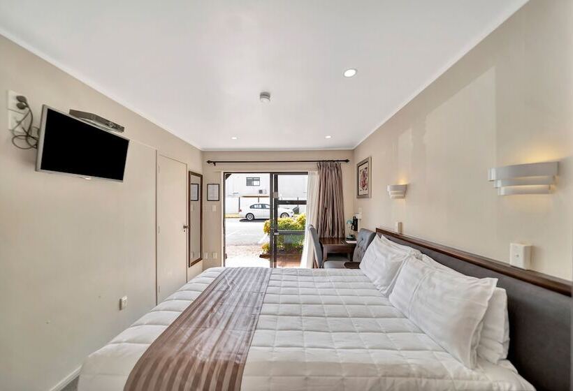 이그제큐티브 스튜디오, Tudor Court Motor Lodge