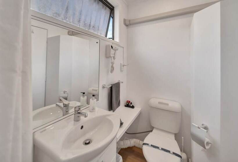 ファミリールーム, Tudor Court Motor Lodge