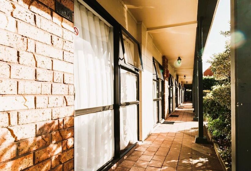 ファミリールーム, Tudor Court Motor Lodge