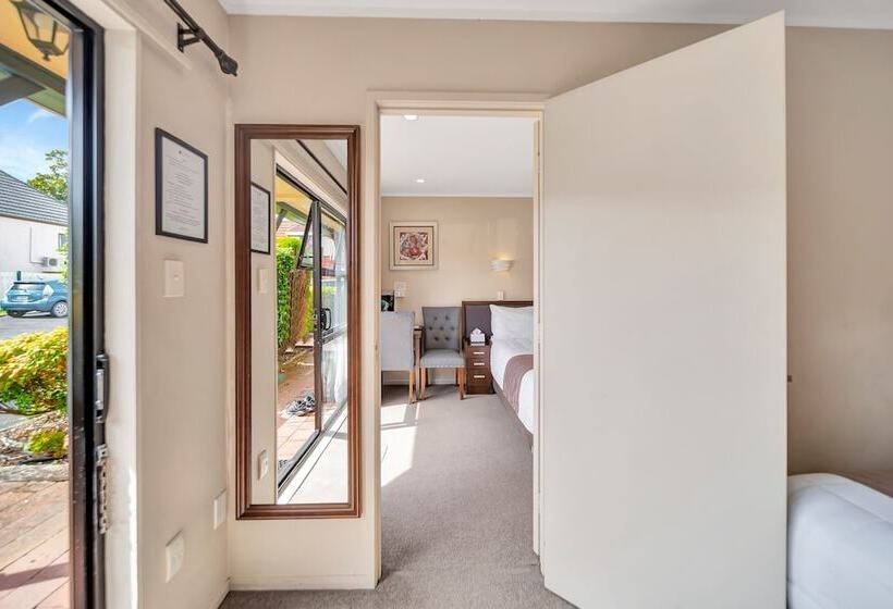 ファミリールーム, Tudor Court Motor Lodge