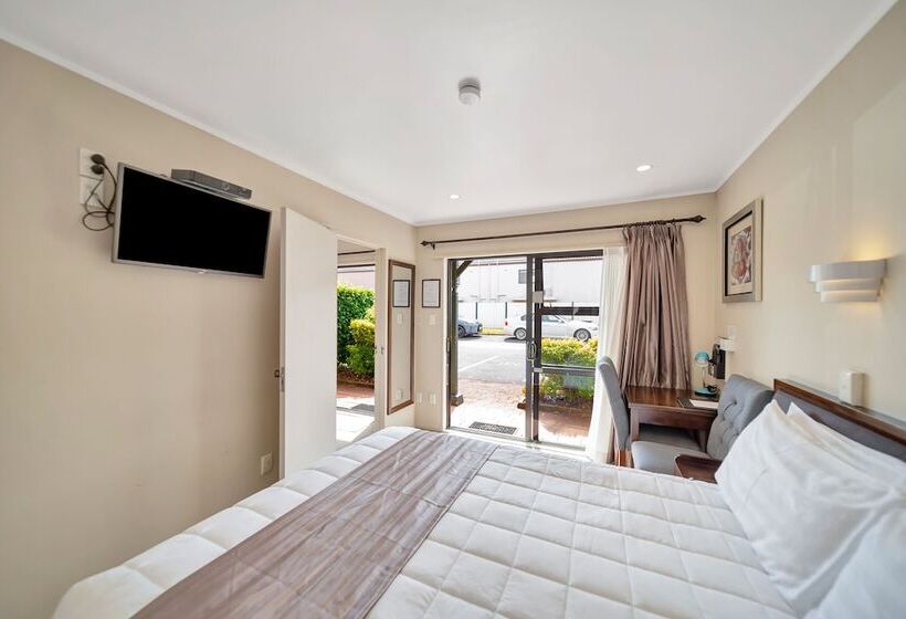 ファミリールーム, Tudor Court Motor Lodge