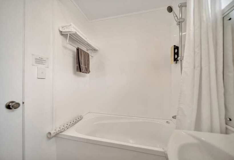 ファミリールーム, Tudor Court Motor Lodge