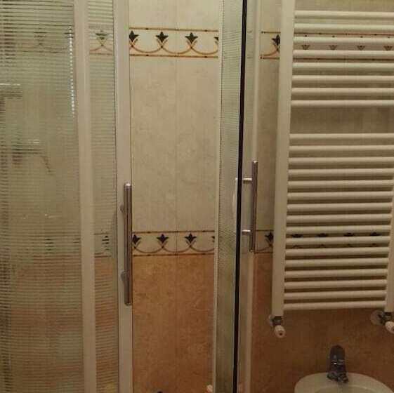 Pokój Standard Czteroosobowy Wspólna Łazienka, Ostellin Genova Hostel