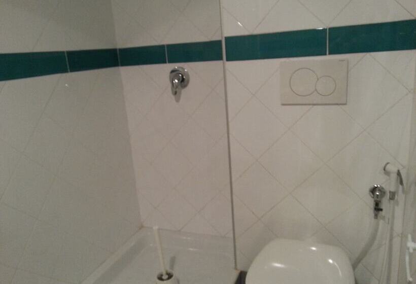 Pokój Standard Czteroosobowy Wspólna Łazienka, Ostellin Genova Hostel