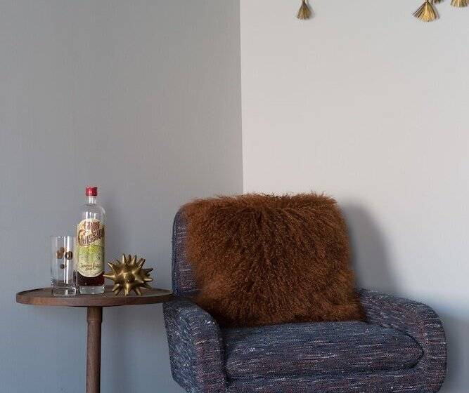 جناح سرير كينج, The Hotel Salem