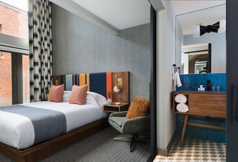 جناح سرير كينج, The Hotel Salem