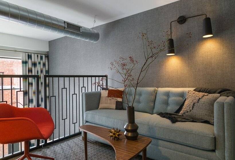 جناح سرير كينج, The Hotel Salem