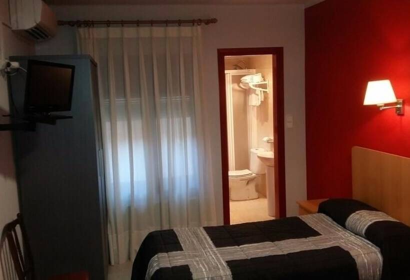 Номер Стандарт Трехместный, Hostal Can Jaume