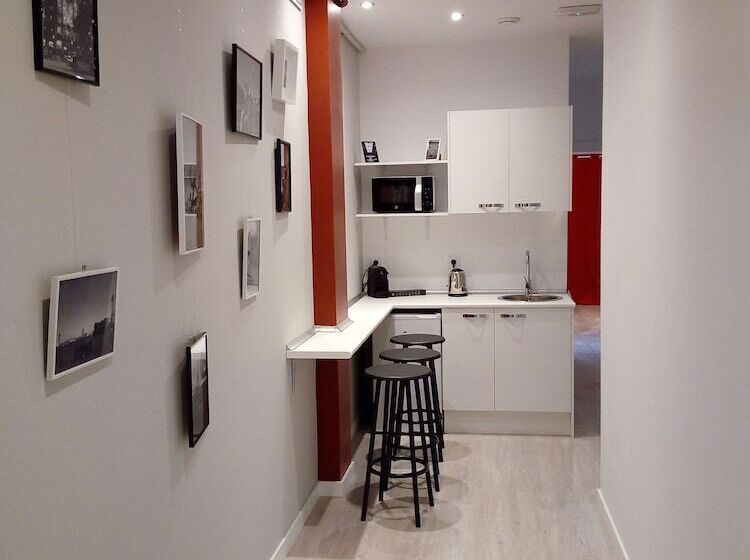 غرفة قياسية, Fira Basic