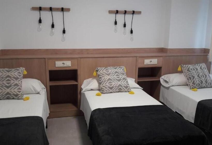 Трехместный Номер Superior, Hostal Cervantes Playa