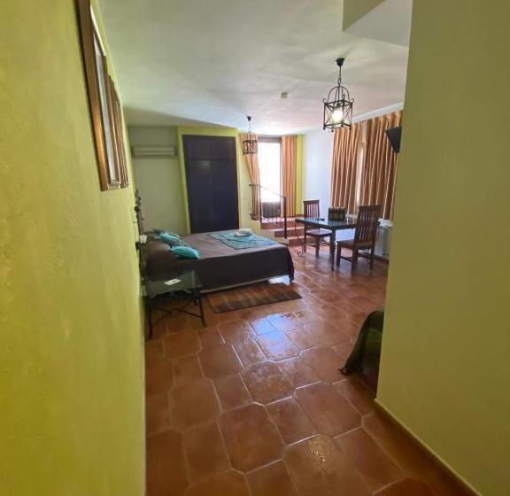 اتاق استاندارد سه تخته با چشمانداز استخر, Rural La Posada De Las Cigüeñas