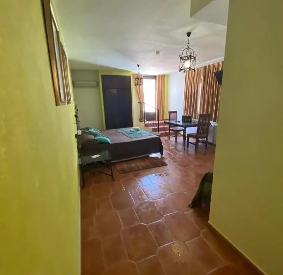 اتاق استاندارد سه تخته با چشم‌انداز استخر, Rural La Posada De Las Cigüeñas
