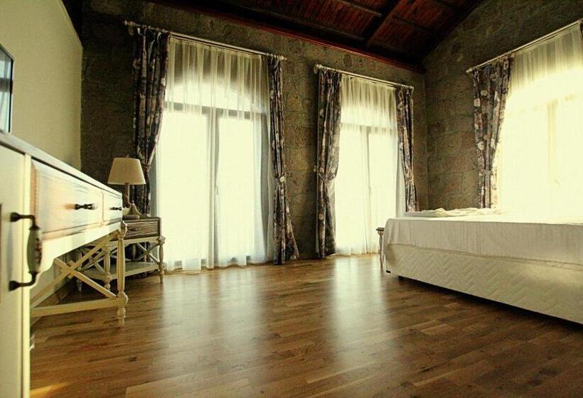 جناح جونيور مطل على الحديقة, Assos Sunaba Kasri