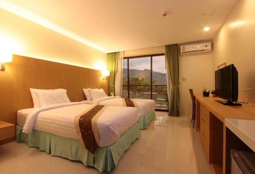 デラックスルーム, Studio Apartments On A Hill