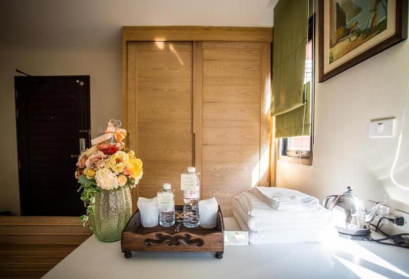 デラックスルーム, Studio Apartments On A Hill