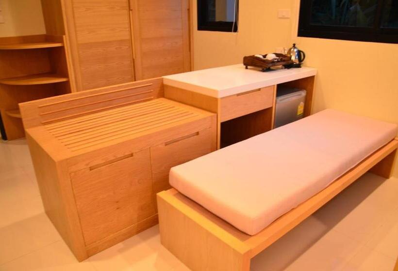 デラックスルーム, Studio Apartments On A Hill