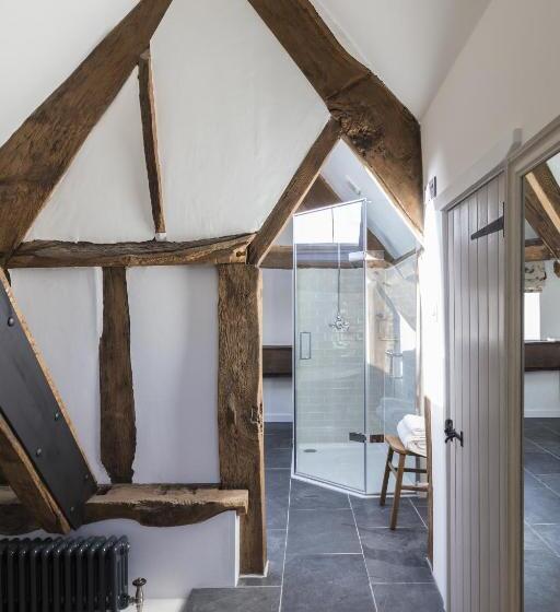 수피리어 스위트, Tudor Farmhouse