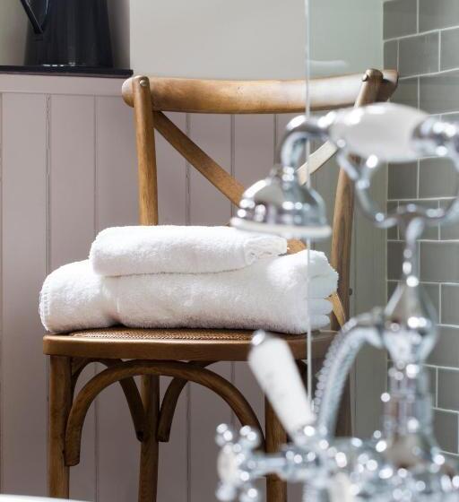 수피리어 스위트, Tudor Farmhouse