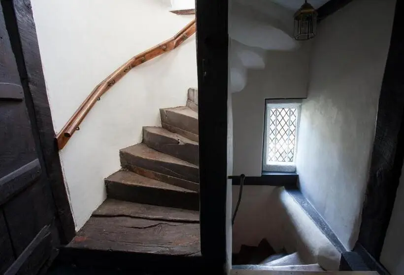 デラックスルーム, Tudor Farmhouse