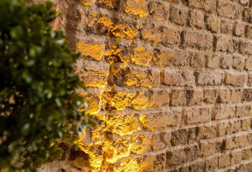 سوییت لوکس, The Wilson Galata