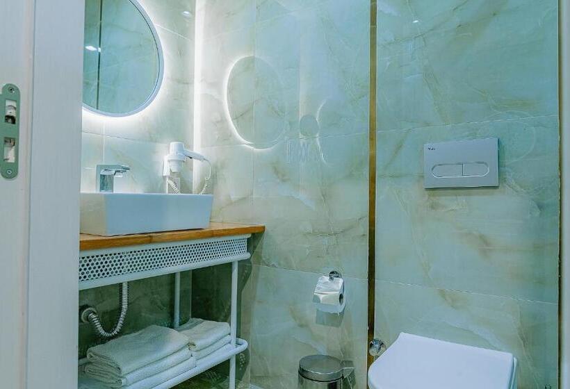 سوئیت با تخت بزرگ, The Wilson Galata