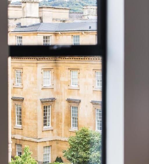 استودیوی استاندارد, Hiding Space   Westgate Apartments