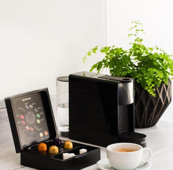 استودیوی استاندارد, Hiding Space   Westgate Apartments