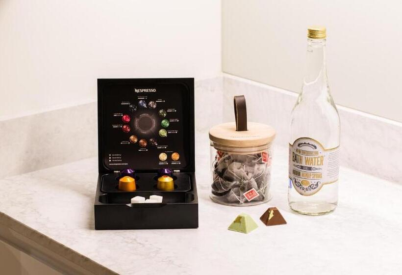 استودیوی سوپریور, Hiding Space   Westgate Apartments