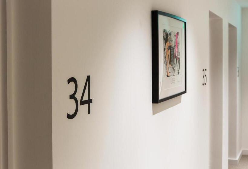 استودیوی سوپریور, Hiding Space   Westgate Apartments