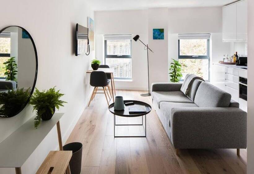 استودیوی استاندارد, Hiding Space   Westgate Apartments