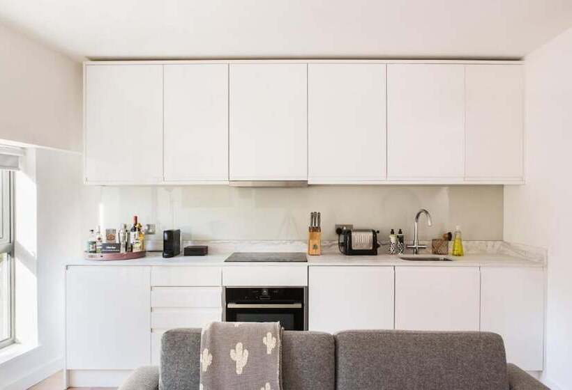 استودیوی استاندارد, Hiding Space   Westgate Apartments