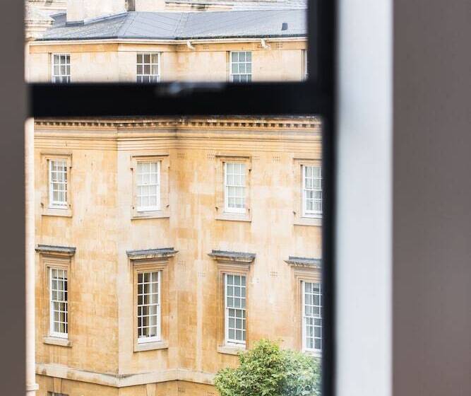 استودیوی سوپریور, Hiding Space   Westgate Apartments