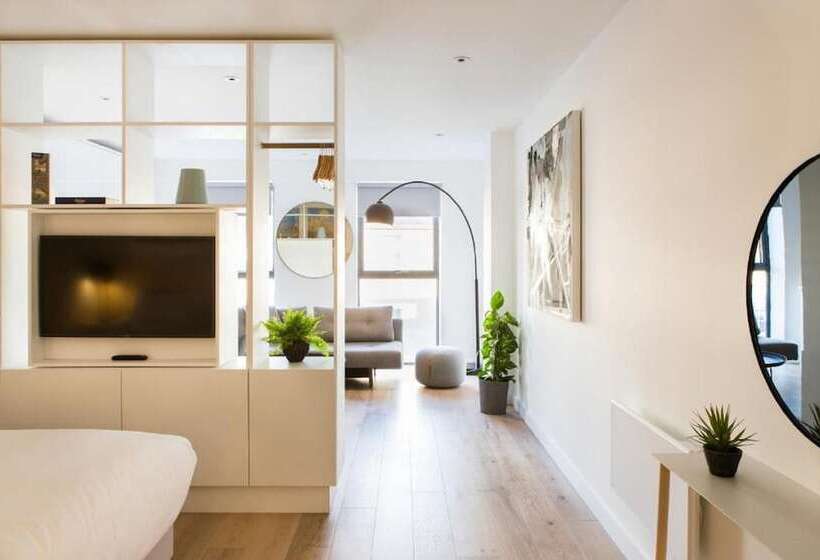 استودیوی سوپریور, Hiding Space   Westgate Apartments