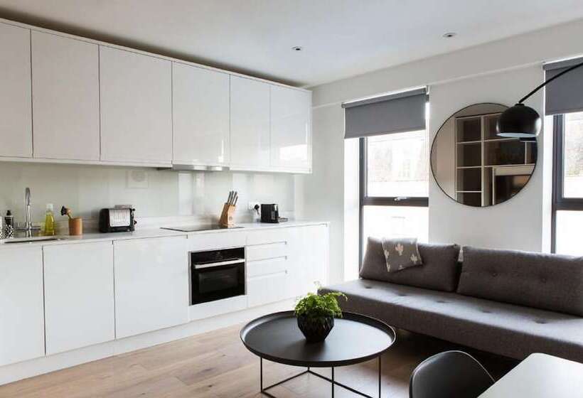 استودیوی سوپریور, Hiding Space   Westgate Apartments