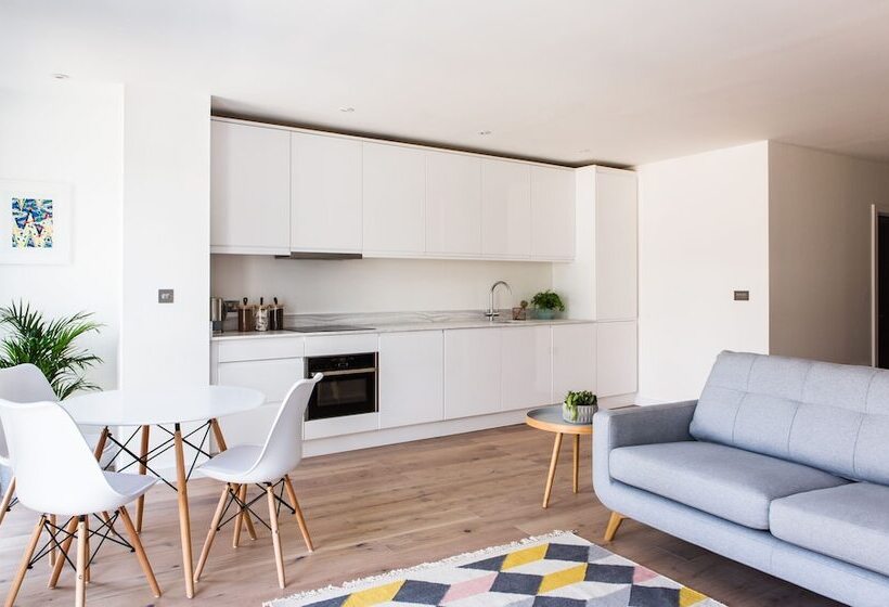 استودیوی سوپریور, Hiding Space   Westgate Apartments