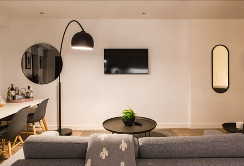 استودیوی لوکس, Hiding Space   Westgate Apartments