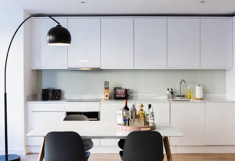 استودیوی لوکس, Hiding Space   Westgate Apartments