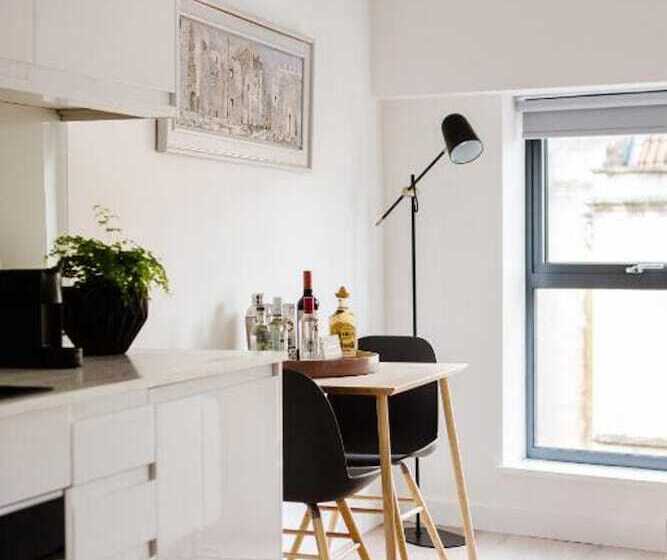 استودیوی استاندارد, Hiding Space   Westgate Apartments